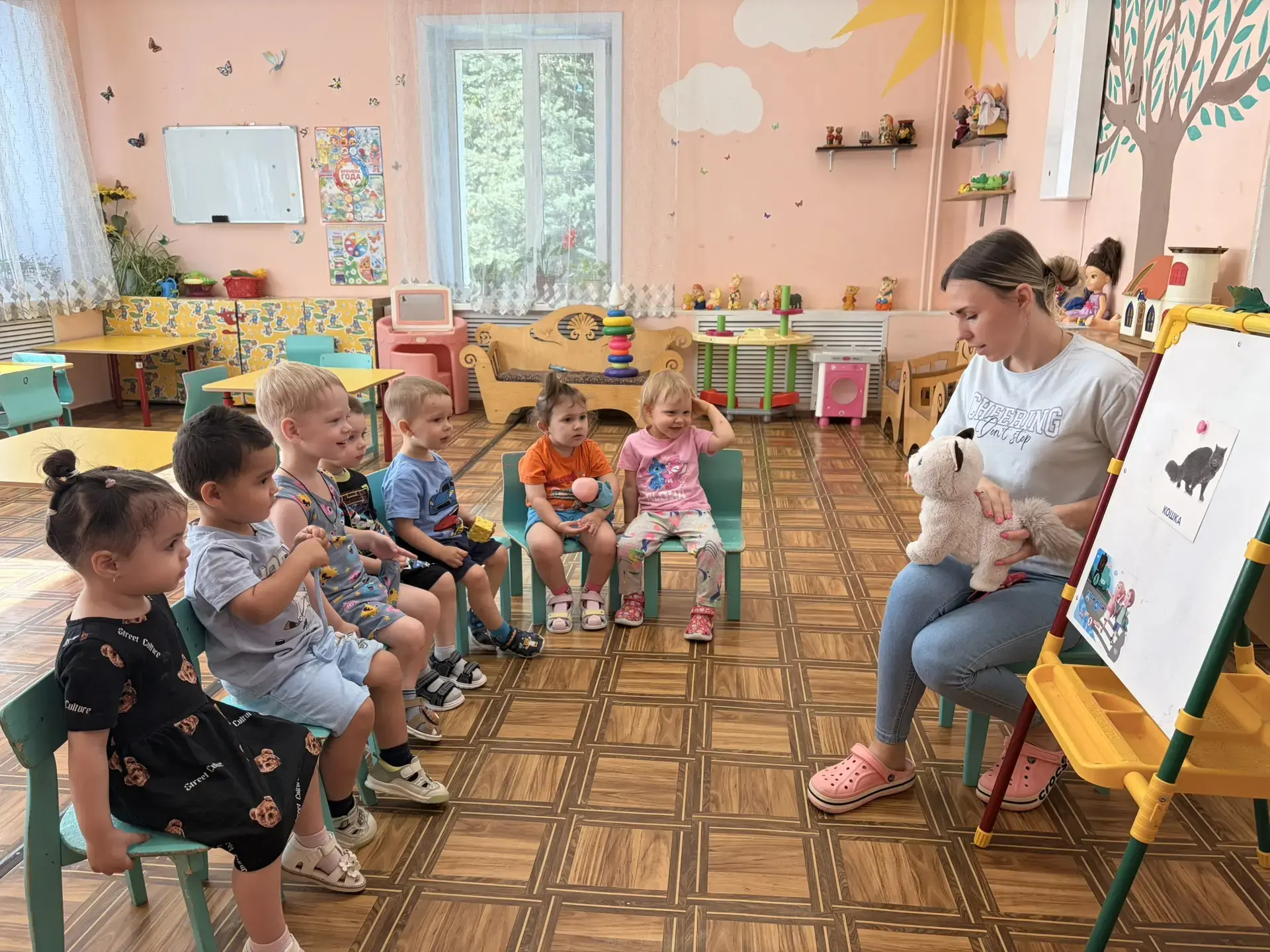Как здорово, когда малыши узнают мир вокруг себя! И кто может быть лучше проводником в мир домашних 