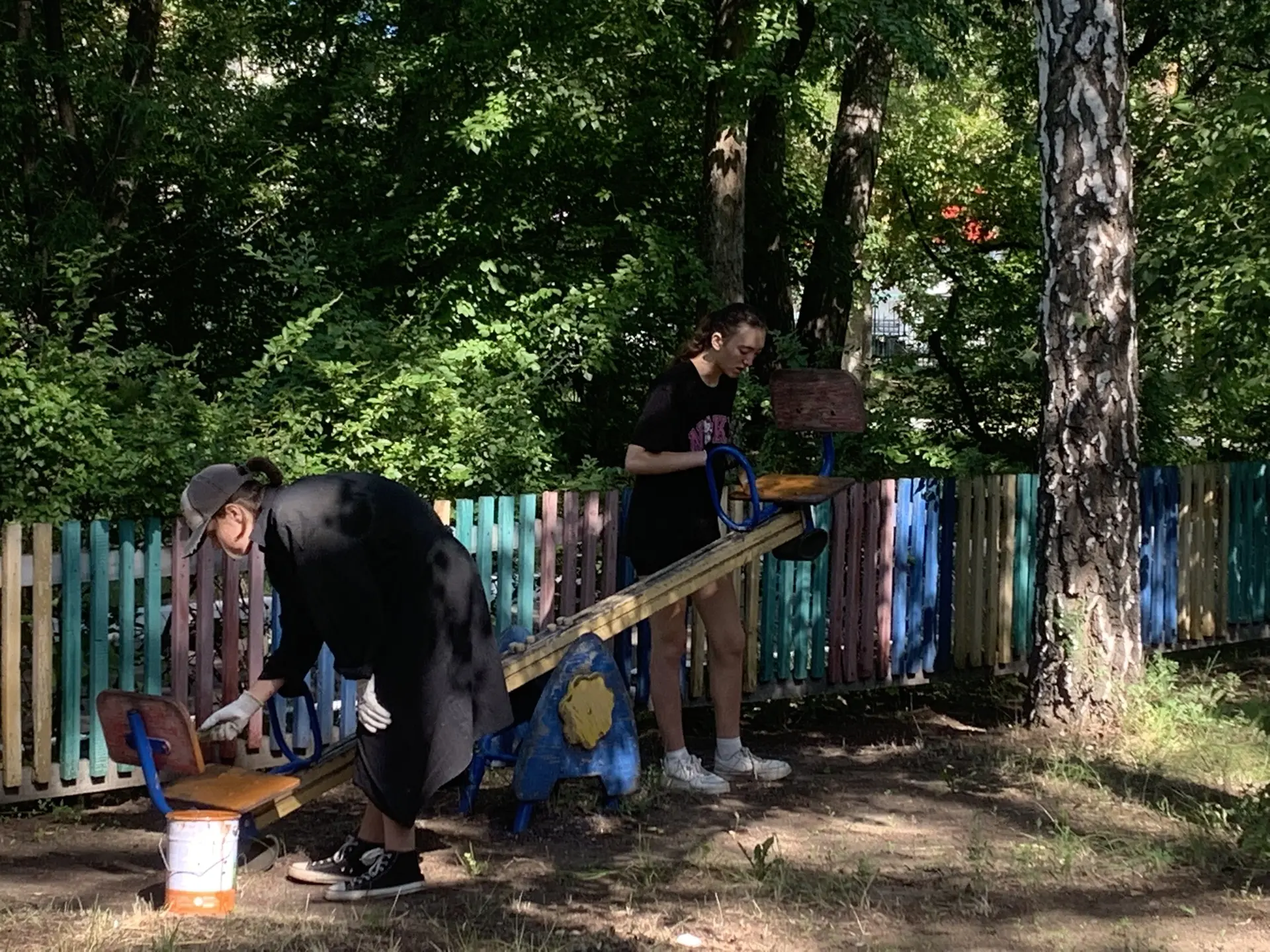 🎉 Наш школьный трудовой десант продолжает преображать территорию! 🎉

С каждым днём наша школа стан