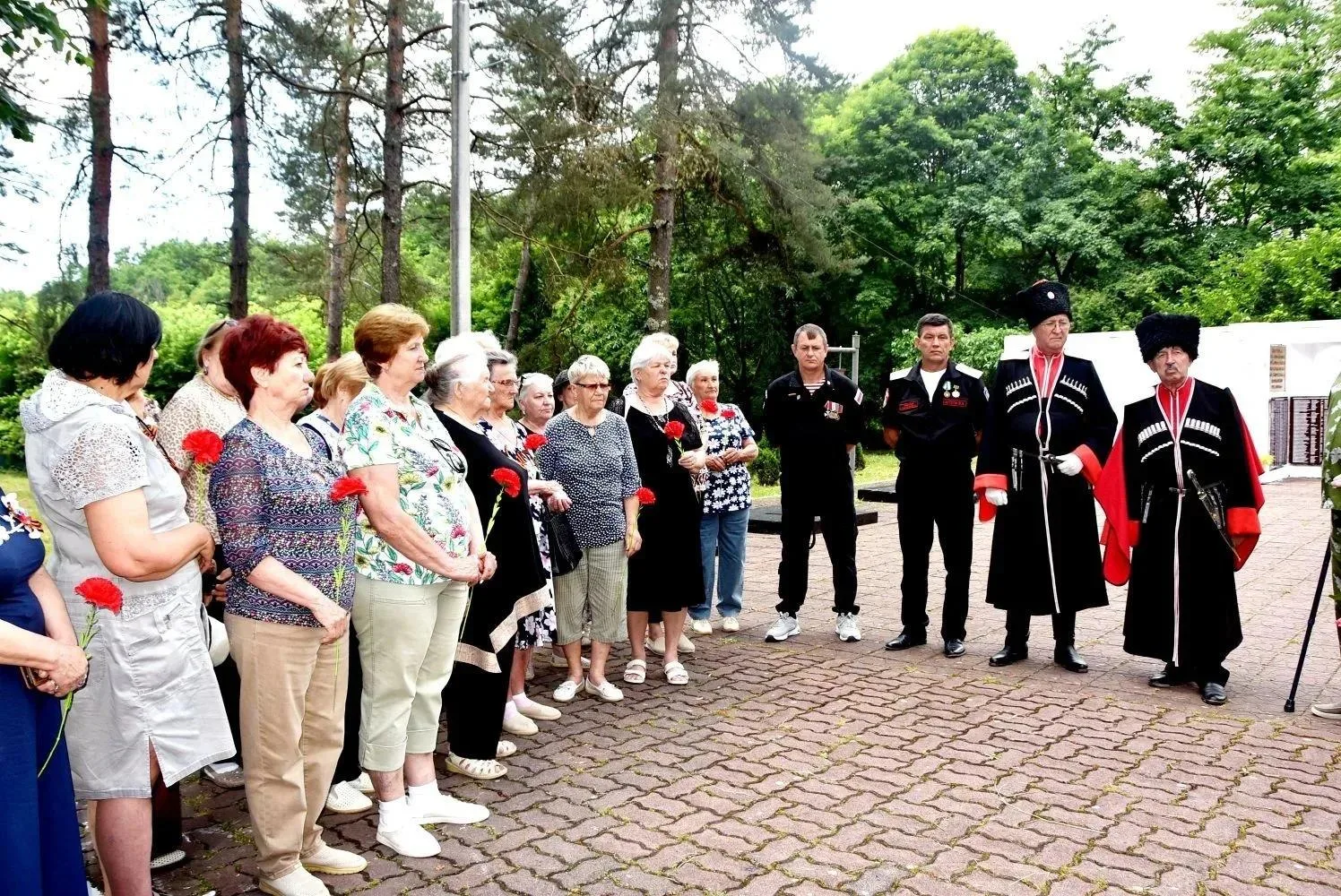🌺 Память, которую объединяют поколения.

В селе Шаумян на линии обороны Туапсе побывали делегации С