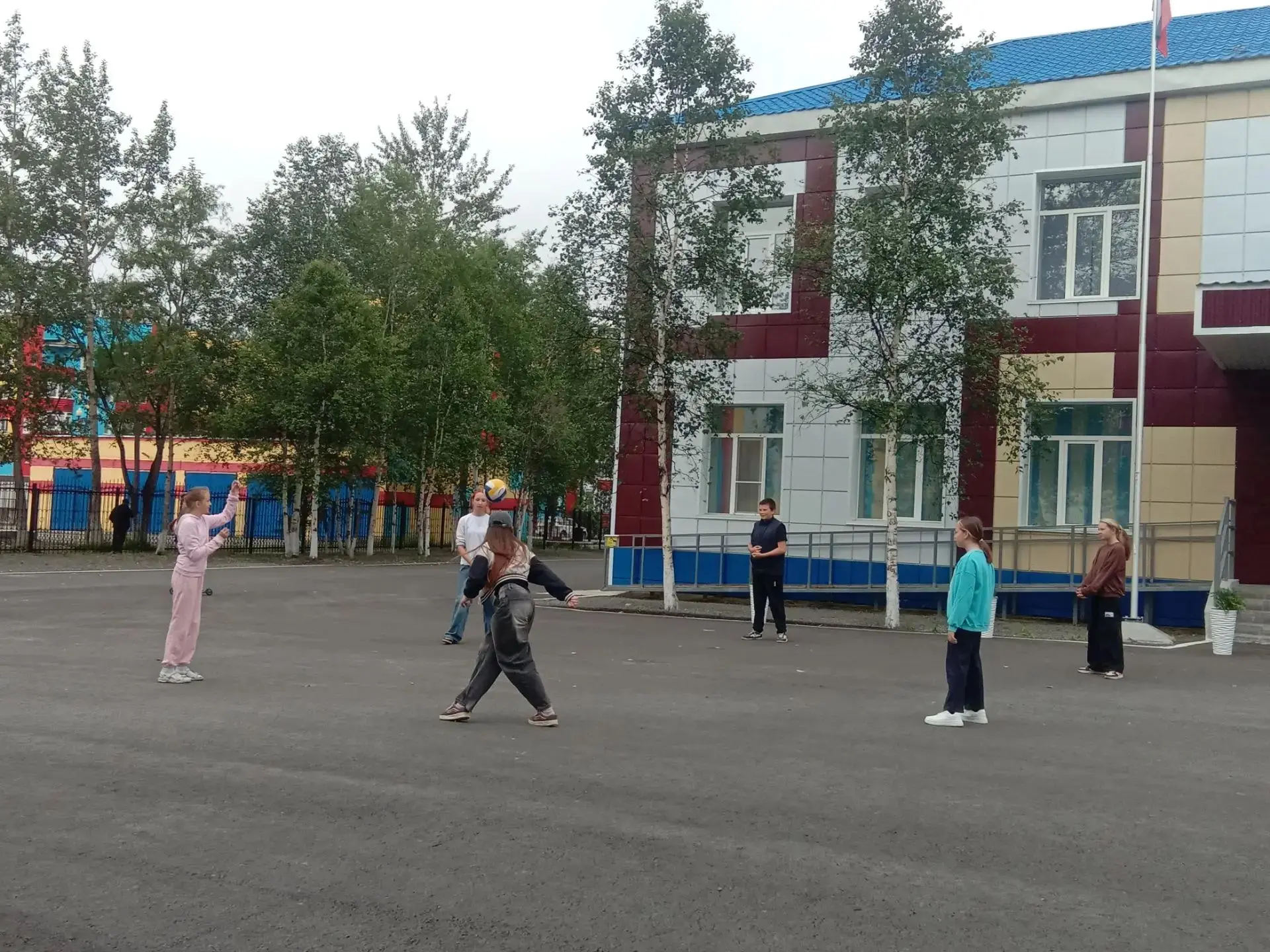 ☀️🏃‍♂️ Пришкольный двор принимает чемпионов: солнечный семнадцатый день лагеря! 🤸‍♀️🎒

Семнадцаты