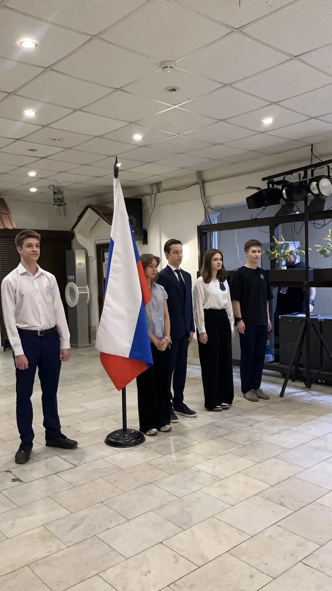 🇷🇺 С флагом — в новую неделю!  Понедельник в нашей школе традиционно начался с торжественной церемон