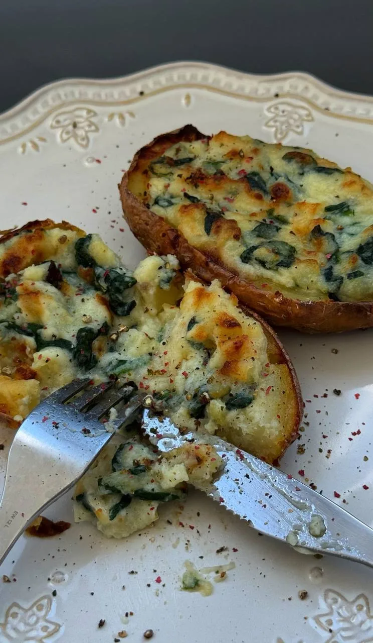 Запеченный картофель в мундире с начинкой из шпината и горгонзолы.