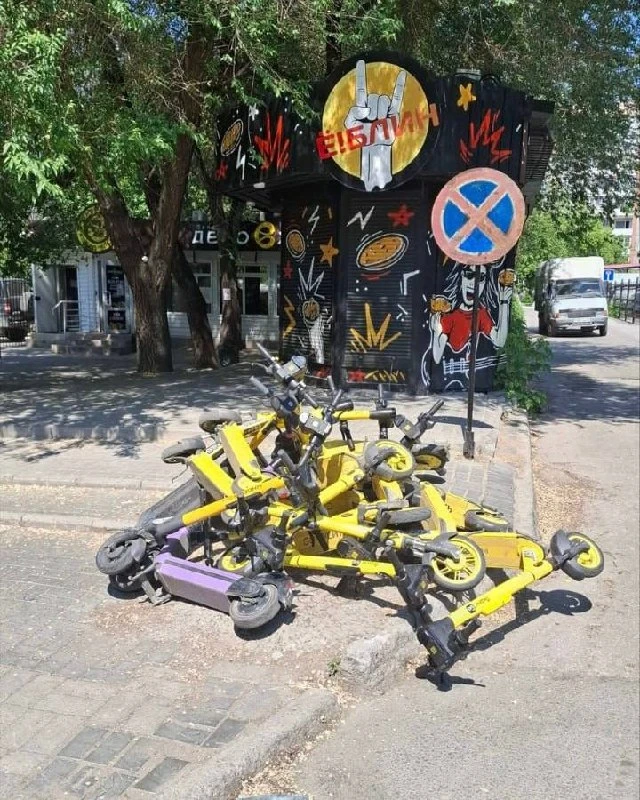 🛴 Кто-то явно вспылил и сгрузил все самокаты в одну кучу на Сибирской