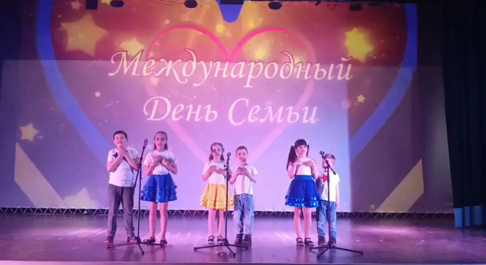 Самые юные звёздочки «Забавы» поздравили всех с Международным днём семьи Младшая группа...