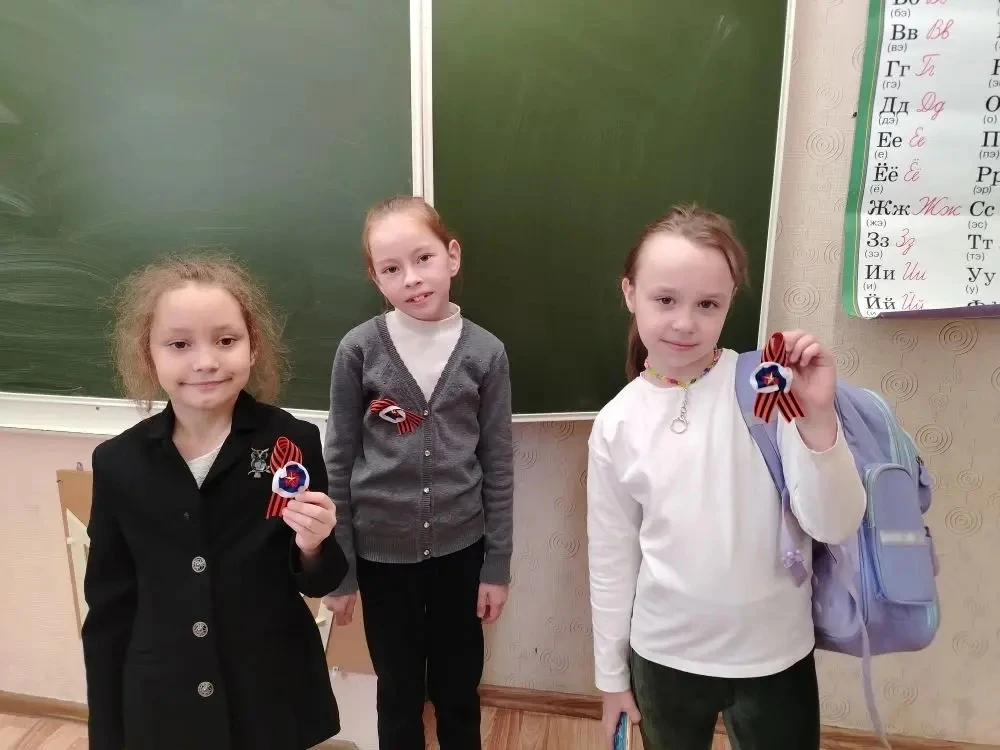 📍 Вчера в 1 Е классе прошëл мастер-класс по изготовлению декоративной броши с использованием символа