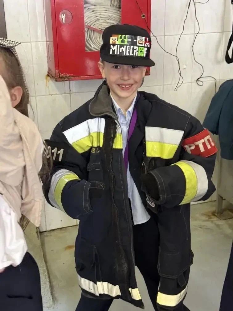 🚒 Герои рядом: 1 «А» в гостях у пожарной части!  Ученики 1 «А» побывали на увлекательной экскурсии в