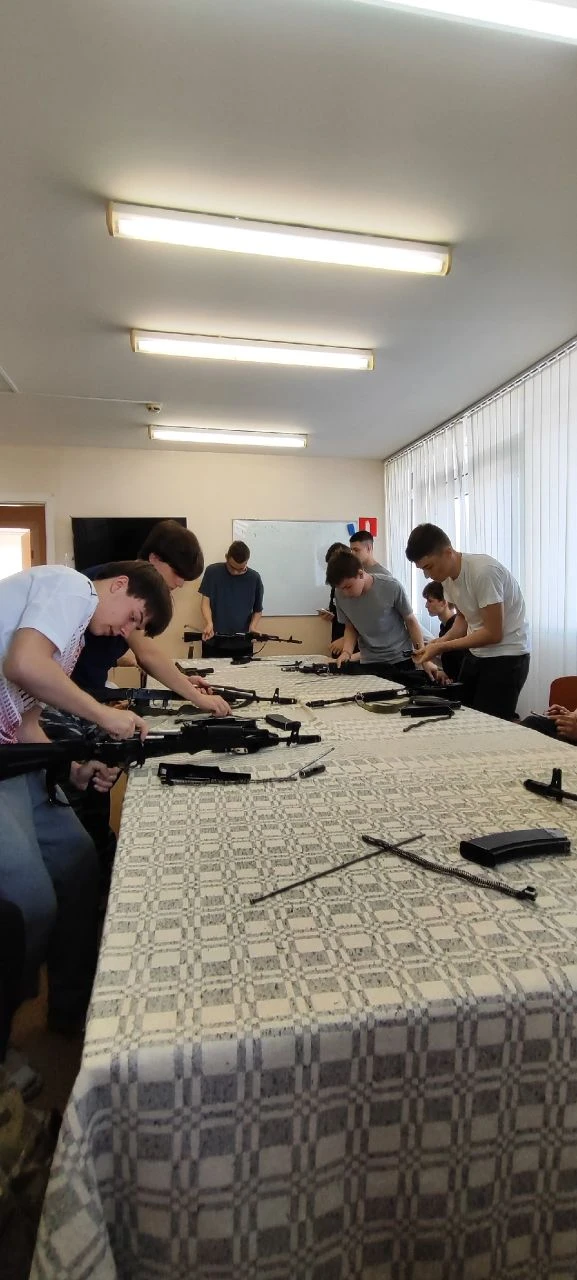 💪Учащиеся 10 классов школ города Жигулевск приняли участие в военно‑патриотических сборах на базе Ре