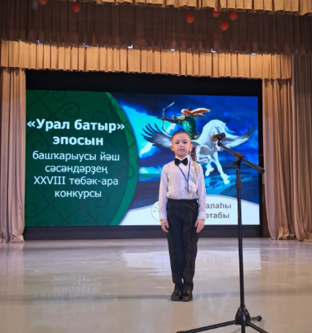 Мәктәпкә әҙерлек төркөмө тәрбиәләнеүсеһе Дәүләтшин Самир "Урал батыр" эпосын башҡарыусы йәш сәсәндәр