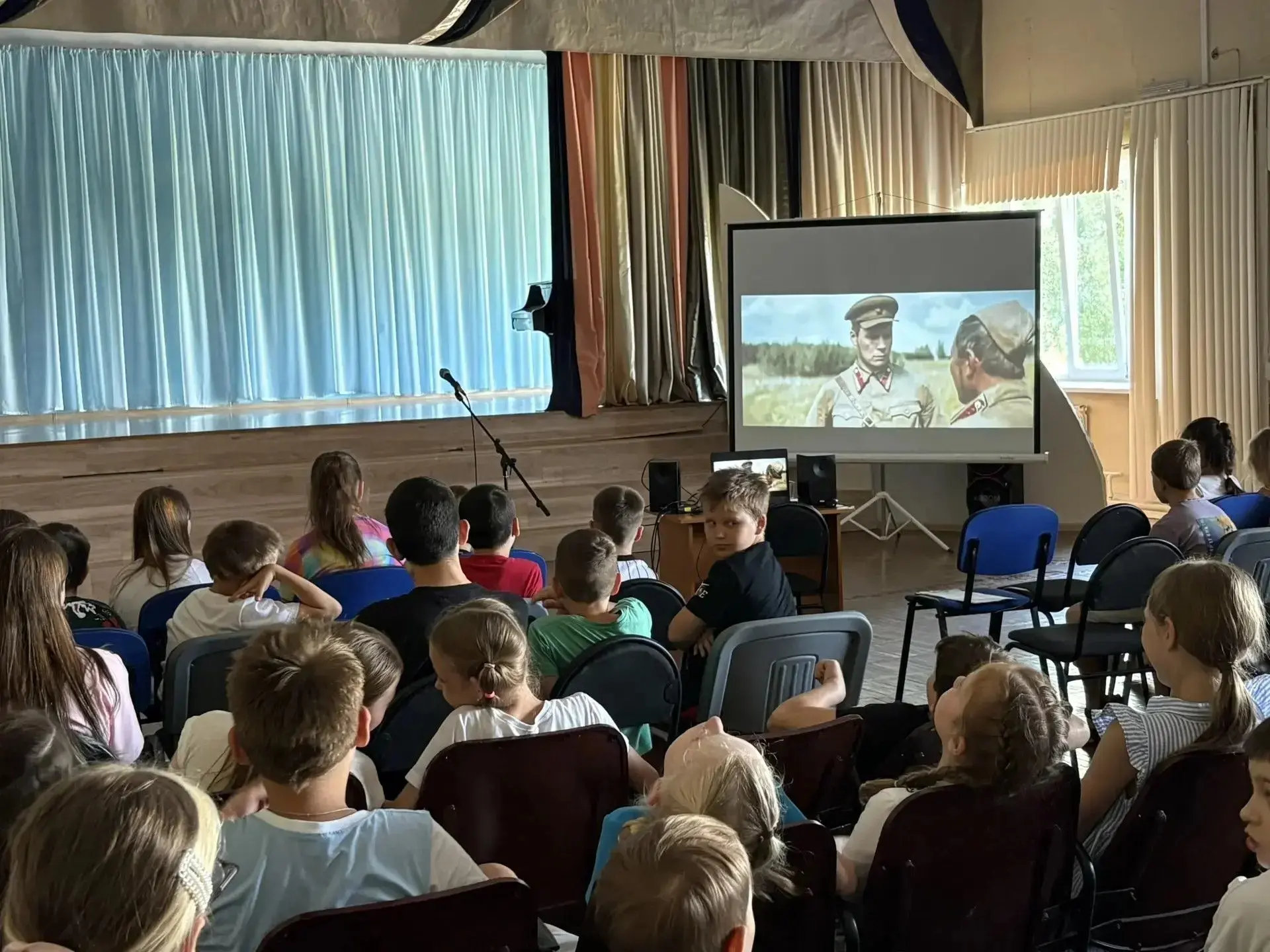 ✅«Герои вчера, сегодня, завтра»
 
🎬В пришкольном лагере гимназии состоялся особенный кинопоказ, кот