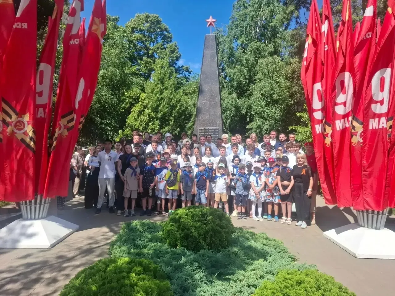 Воспитанники профильного лагеря «Планета дружбы» и лагеря труда и отдыха «Альтернатива» , совместно 