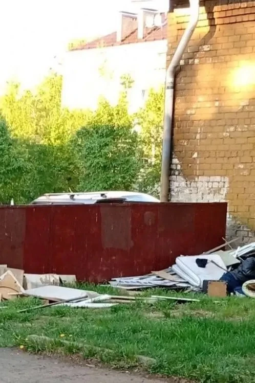 😱 Двор завален мусором в Братске