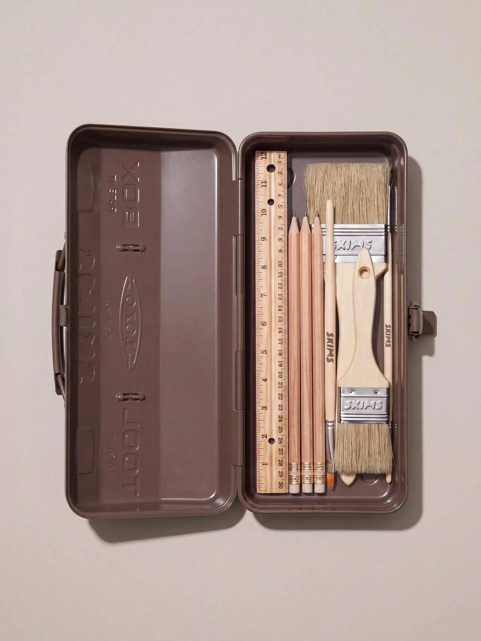 Хочется простого человеческого: купить себе пенал от Skims, надеть каблы 15 см и пойти ...