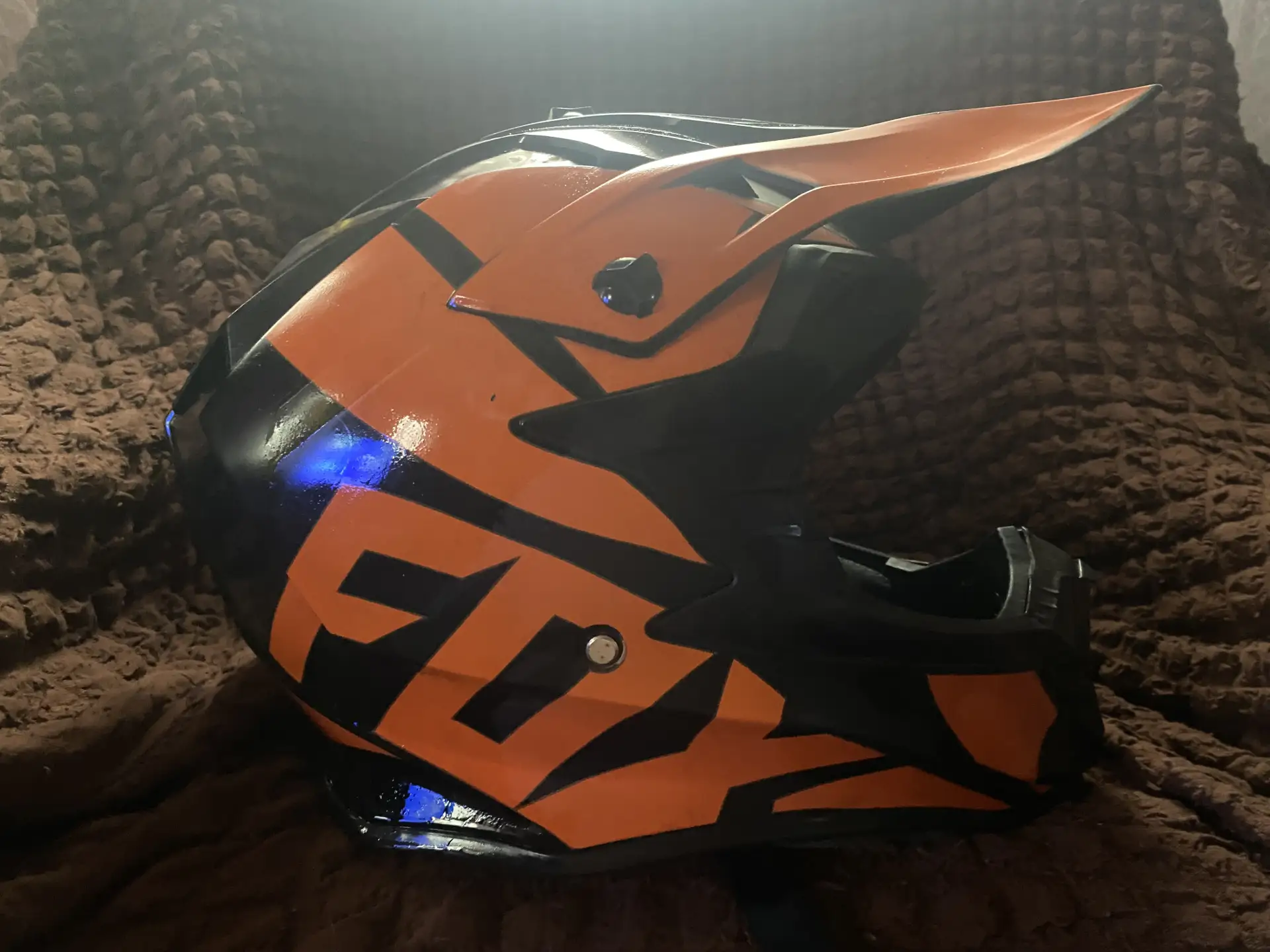 Продам шлем Fox за 2800, есть царапинки тел 89867955107