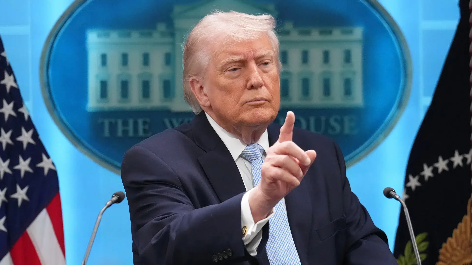 Президент США заявил, что после его ухода никто не будет ставить ему памятник, поэтому ...