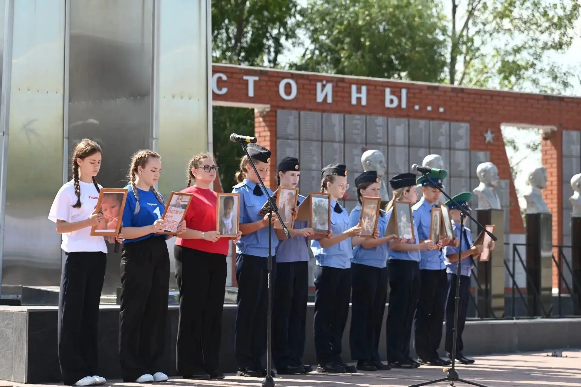 Обучающиеся Карасукского округа почтили память детей-жертв войны в Донбассе

👫 27 июля — День памят