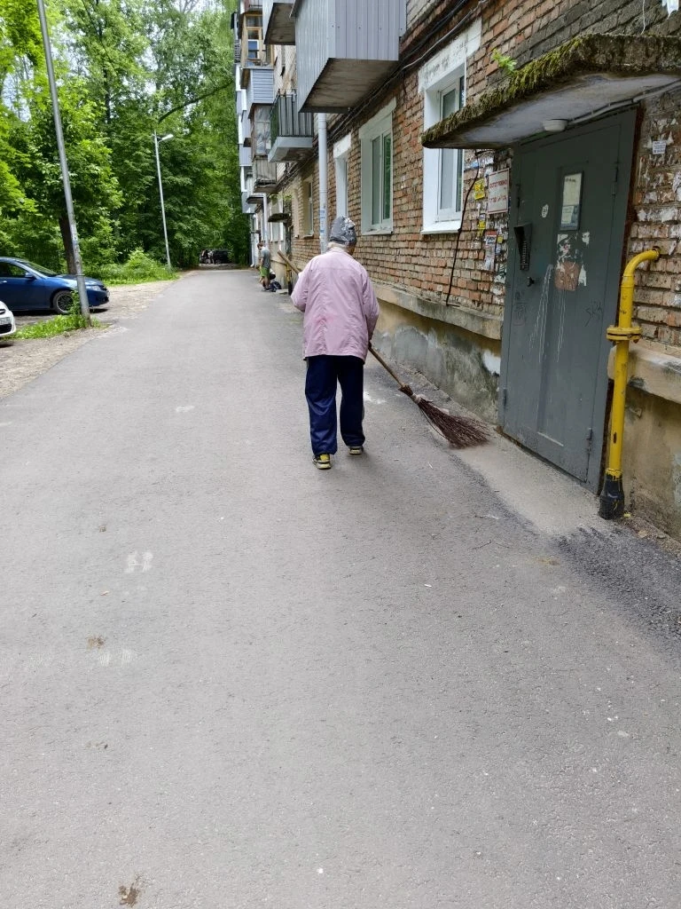 Наши специалисты привели в порядок придомовые территории.🏡🧹