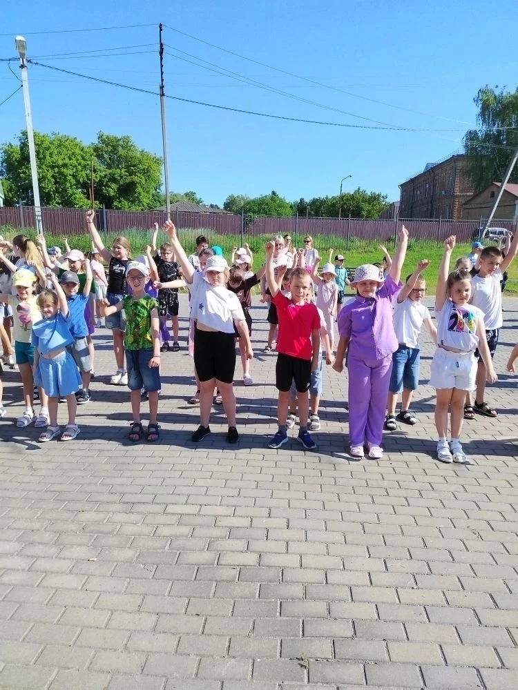 ✅Сегодня в нашем лагере прошел первый день.

🏃‍Утро для 4 отряда началось с  зарядки, которая помог