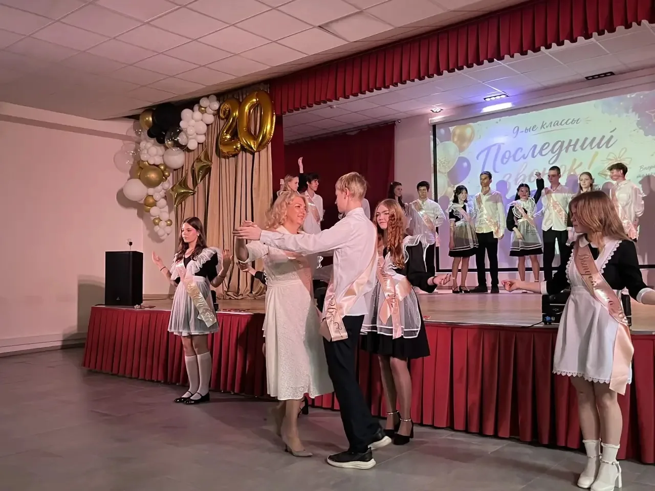 🔔 Полет навстречу мечте: Последний звонок для девятых классов!  Сегодня в стенах нашей школы прозвуч
