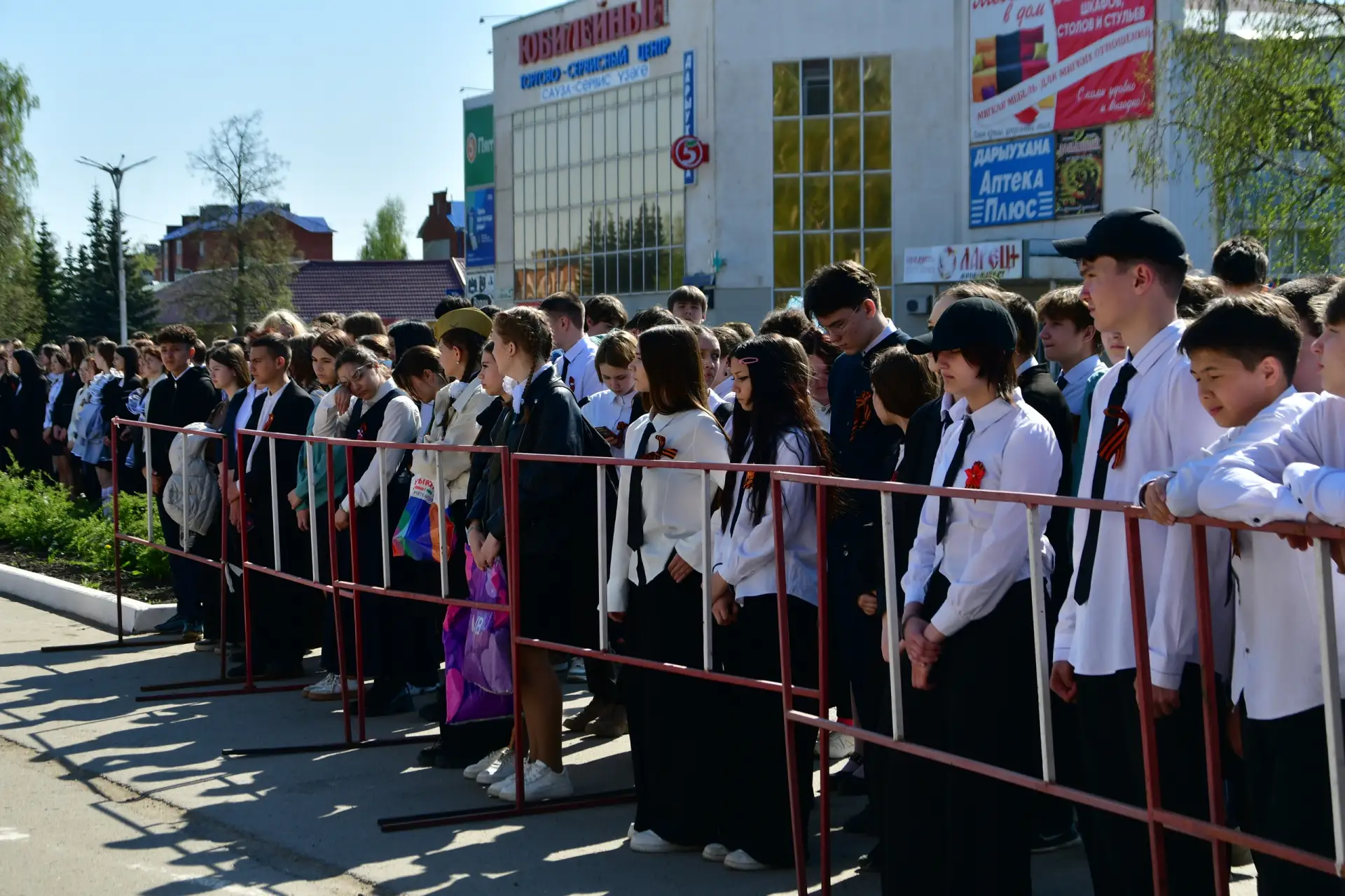 Ученики старших классов школ города собрались на центральной площади, чтобы почтить память героев, о