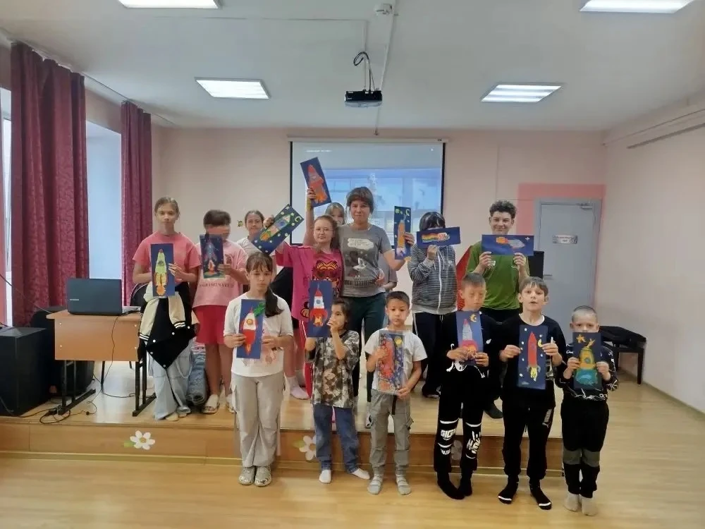 Одиннадцатый день в пришкольном летнем лагере:
сегодня  на занятии дети работали с воздушным пластил