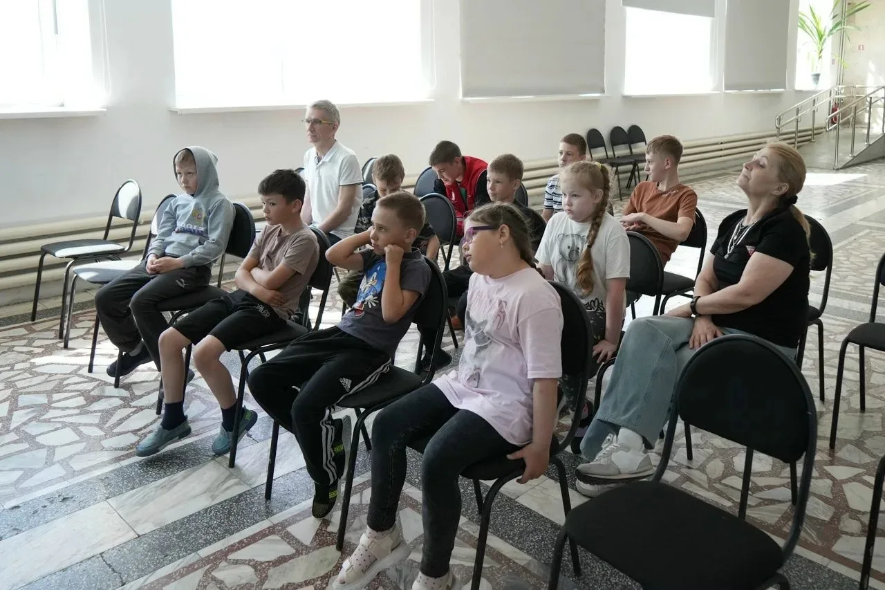 В Туруханском Доме культуры учились петь хором
 
 
Для участников летней площадки прошел творческий 