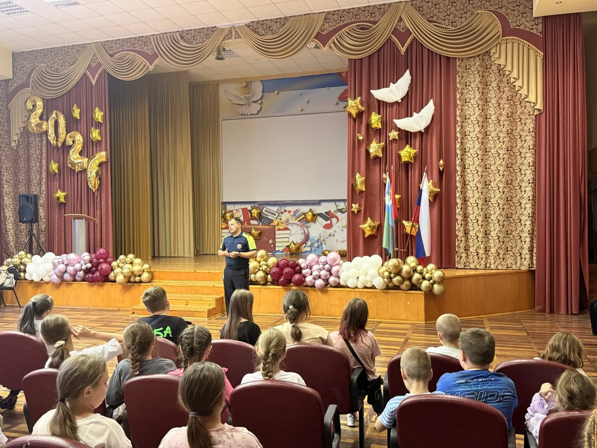 🚦 Безопасность - это важно! В «Ягодке» прошла встреча с инспектором ГИБДД

Лето -время весёлых игр,