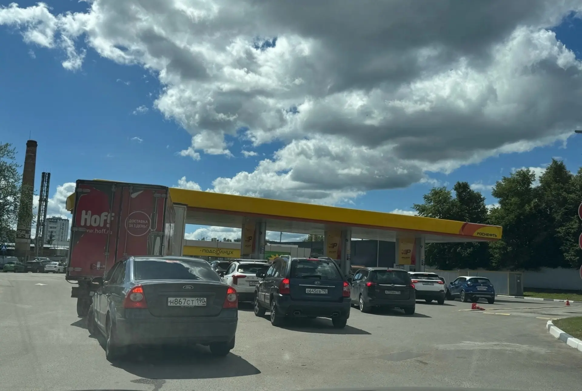 На заправке Роснефть у Автоколонны есть топливо, цены приемлемые, небольшая очередь. Каждый второй з