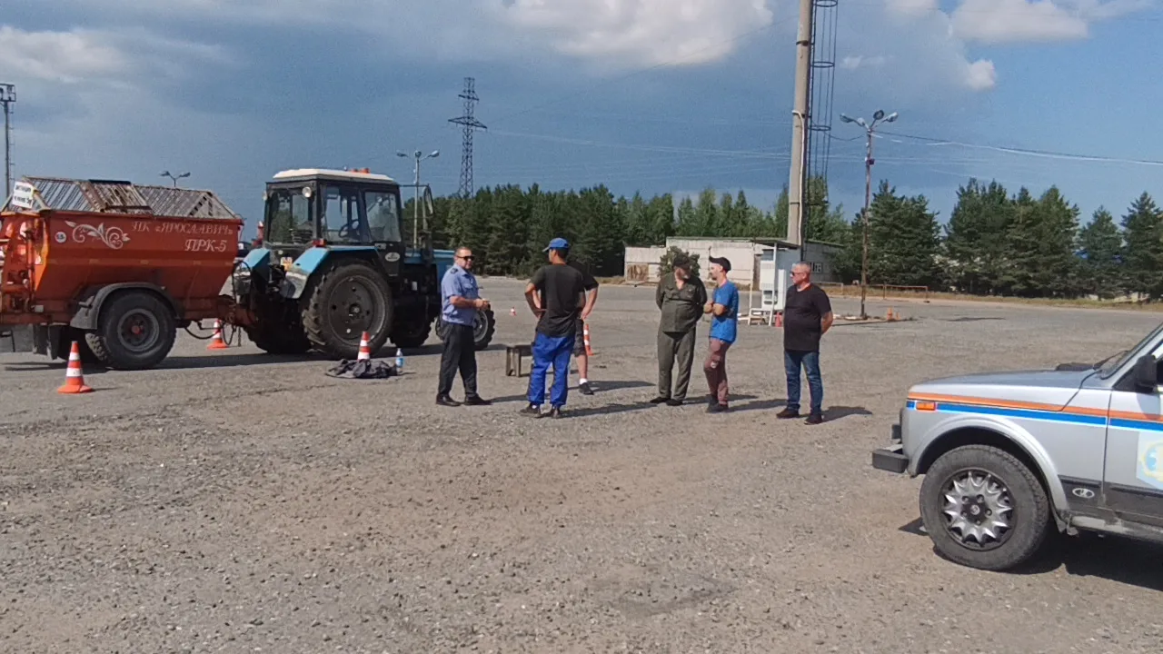 Сотрудники отдела Гостехнадзора г. Нижневартовска приняли экзамен на право управления с...