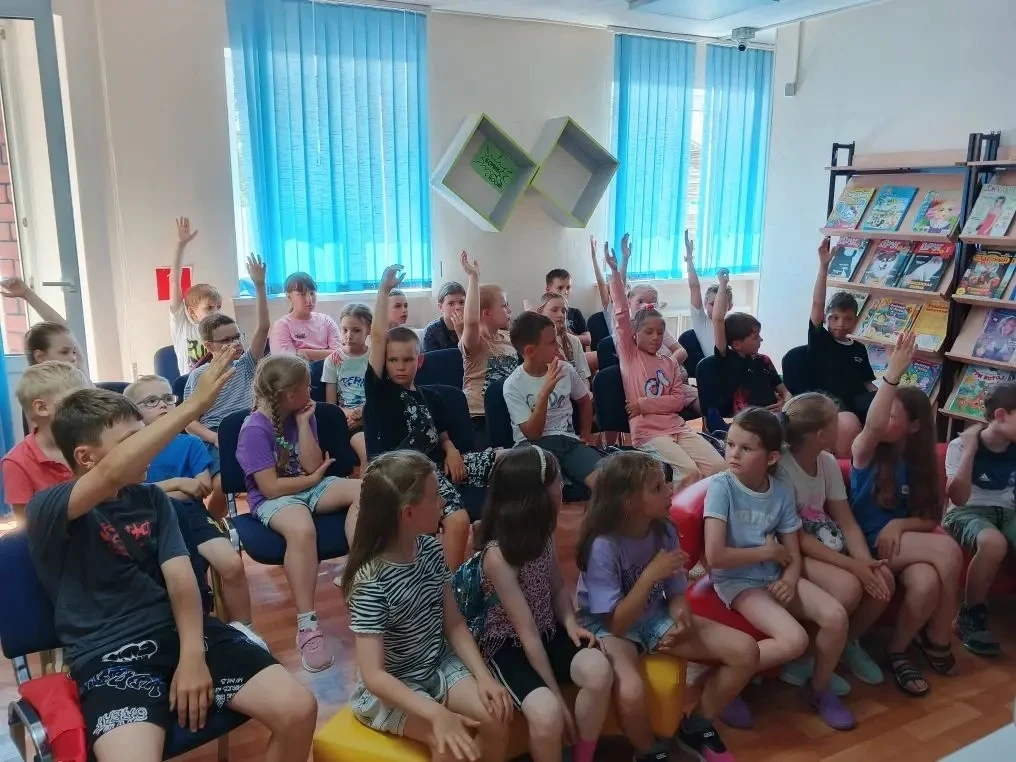 Сегодня 3 и 4 отряды отправился в гости в библиотеку № 1. 

Для ребят провели мероприятие, полное ин