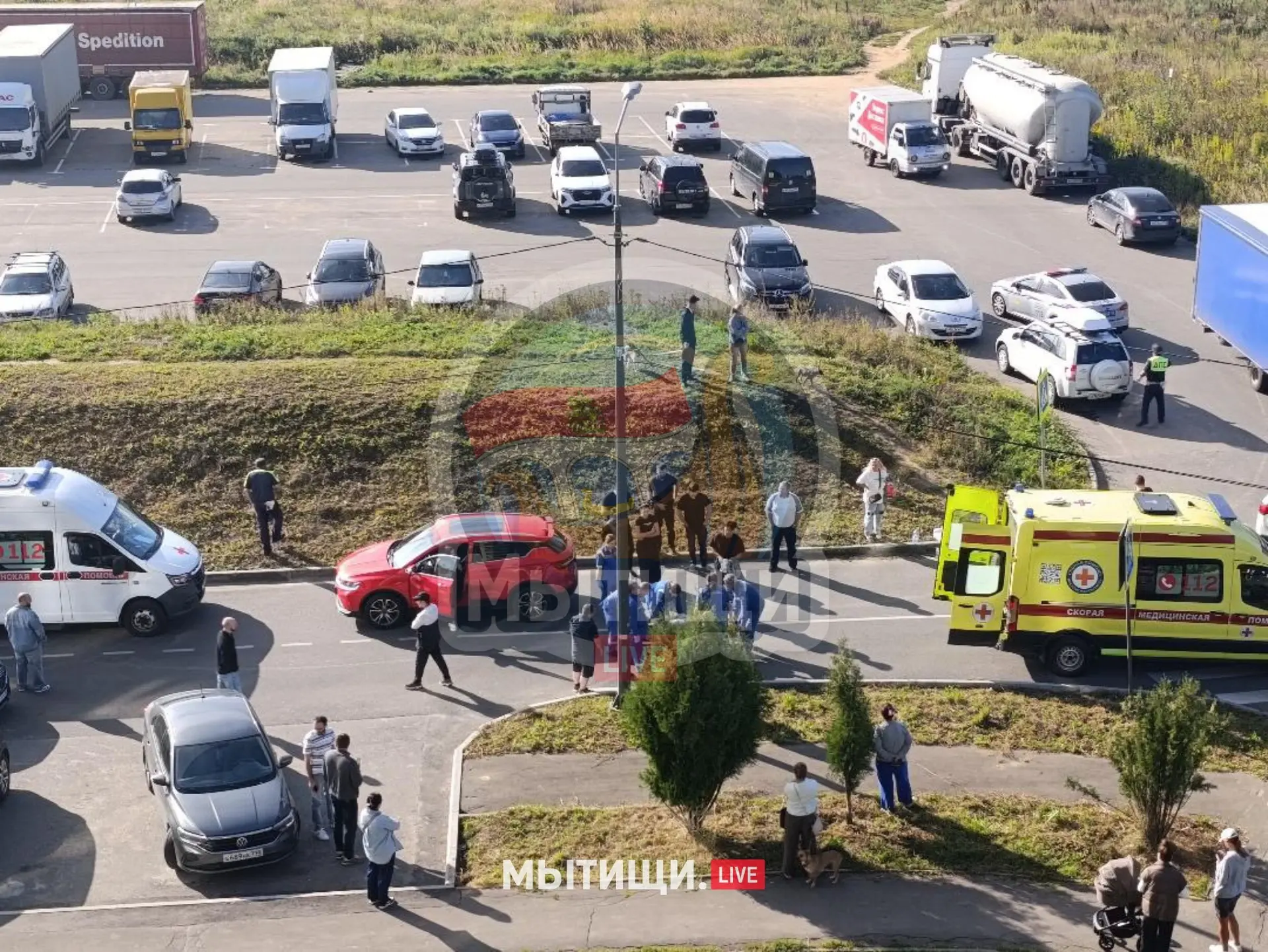 ‼️ В ЖК «МЫТИЩИ ЛАЙТ» АВТОМОБИЛЬ СБИЛ ДЕВУШКУ С РЕБЁНКОМ