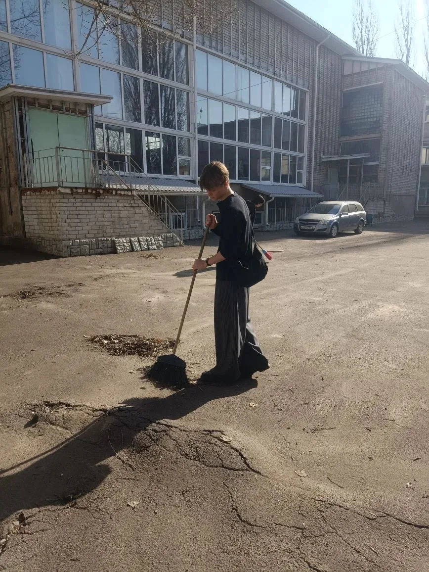 Студенты нашего филиала РГУПС вышли на субботник. Приводили в порядок территорию возле корпуса на ул