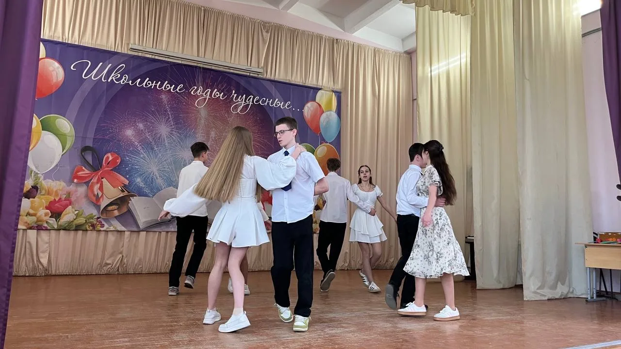 🌸 Сегодня в нашей школе прошел традиционный концерт, посвященный 8 Марта!   ⭐️ Ученики подготовили я