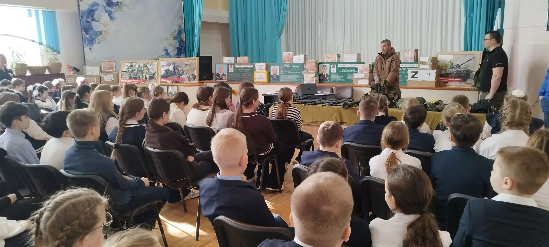 Урок мужества. Сегодня в актовом зале школы состоялись уникальные уроки мужества, посвящённые знамен