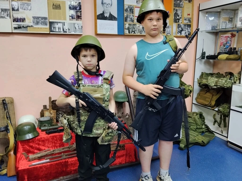 ⭐️"ТРОГАТЕЛЬНАЯ" ЭКСКУРСИЯ 💥
💥В Доме Юнармии  Центра детского творчества "Ровесник" в комнате боев
