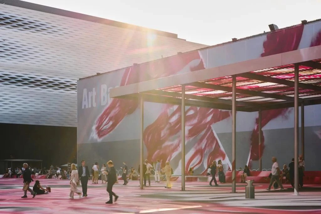 Art Basel возвращает эффект неожиданности.
#новости

Art Basel представила новый формат для участник