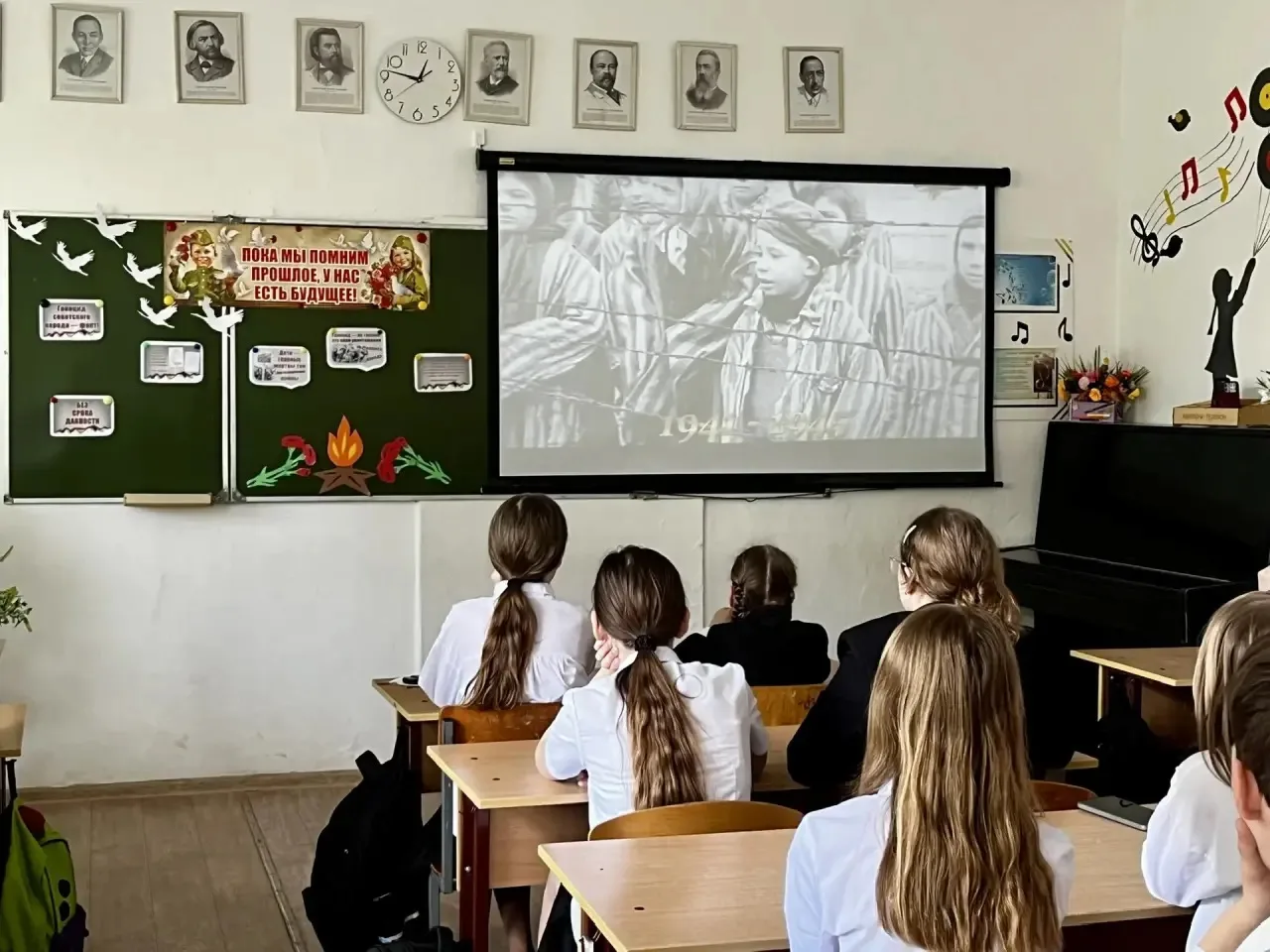 🕯️ Урок мужества «Без срока давности»   17 апреля в ✨5 «Г» классе прошёл урок мужества и памяти, пос