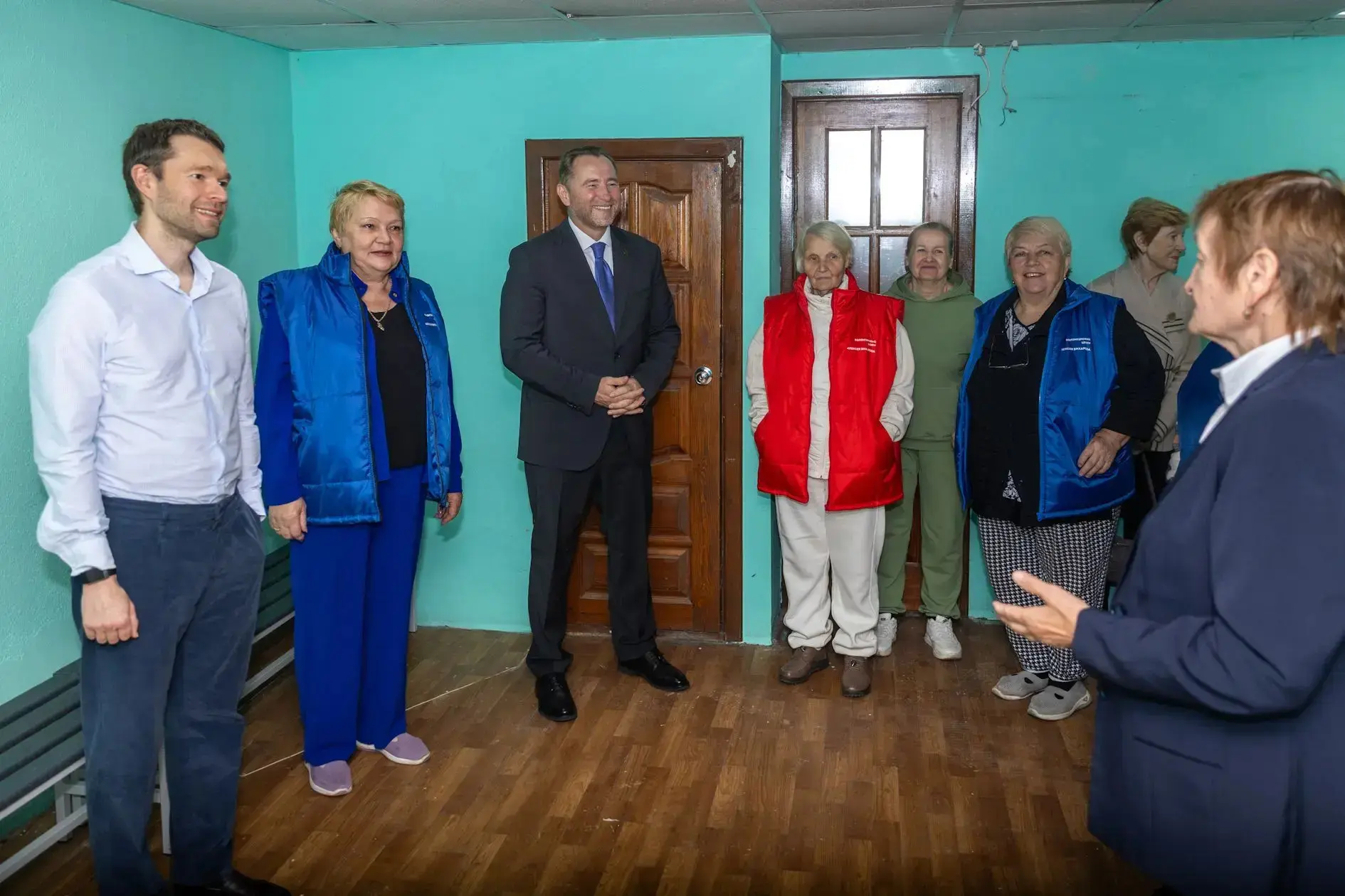 Депутаты показали бомбоубежище в многоквартирном доме.