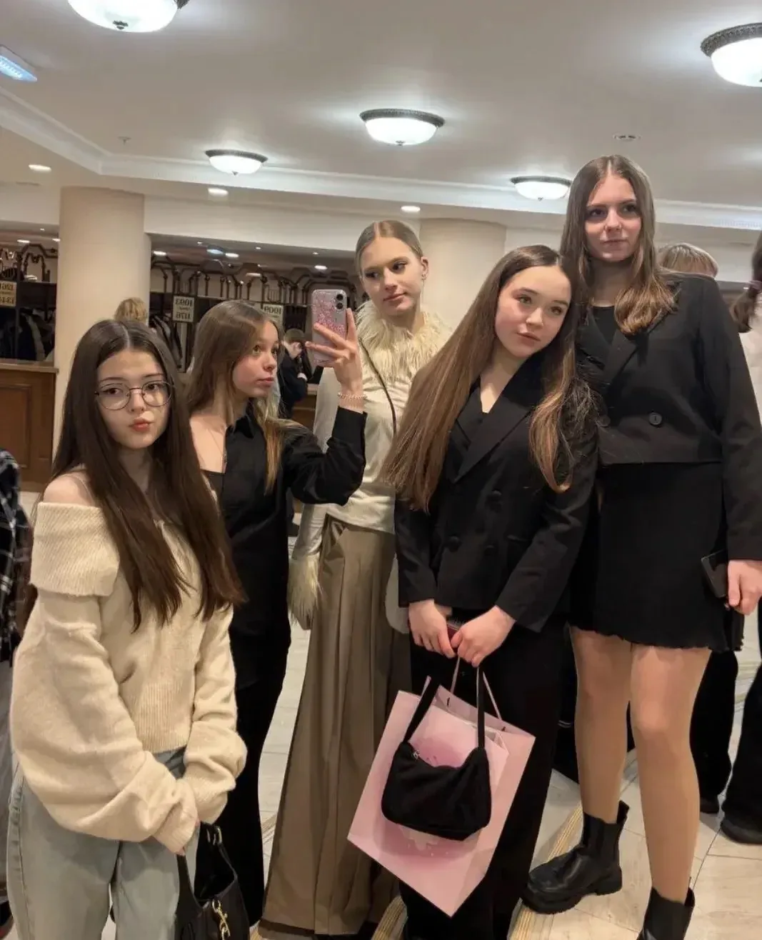 🎭 Культурный выход: 8а и 10б покоряют Марс!  На прошлой неделе ученики 8а и 10б классов отправились 