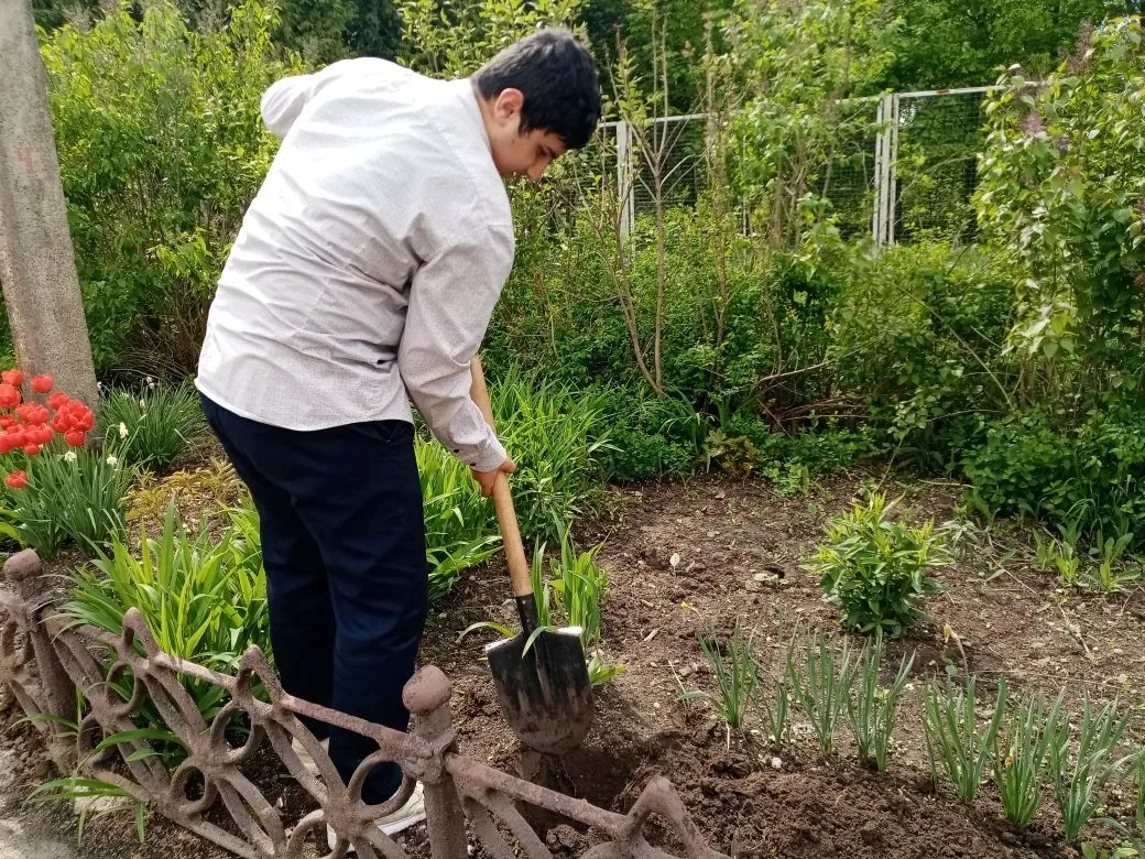 Весенний марафон красоты: ребята наводят порядок на школьной клумбе! 🌺