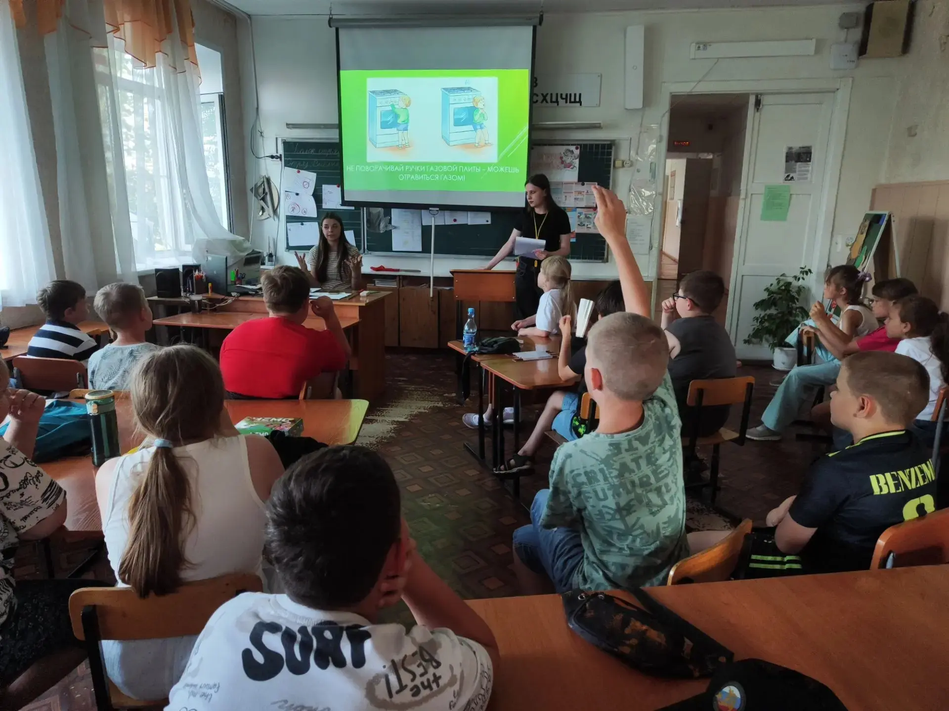 Наш 12 день  в пришкольном лагере начался с беседы «Правильная осанка - основа красивой походки и за