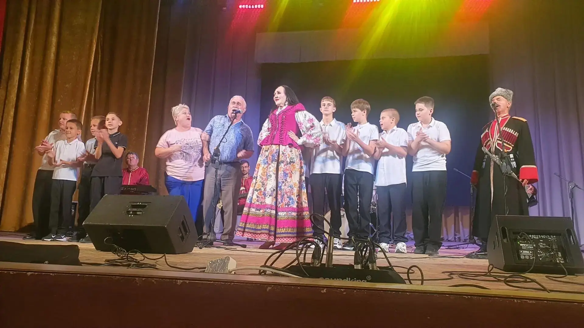 В Калининском Доме культуры состоялась концертная программа «Пой, душа казачья», посвящ...