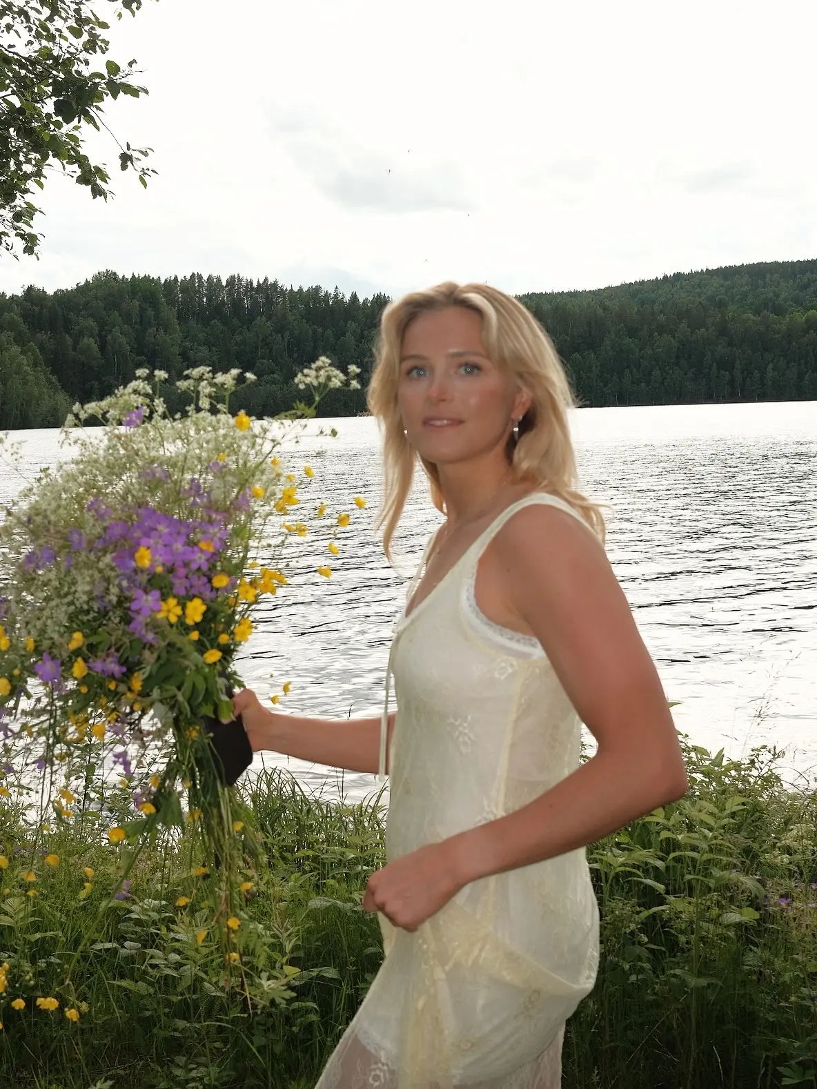 Фрида Карлссон на фоне природы 🌸