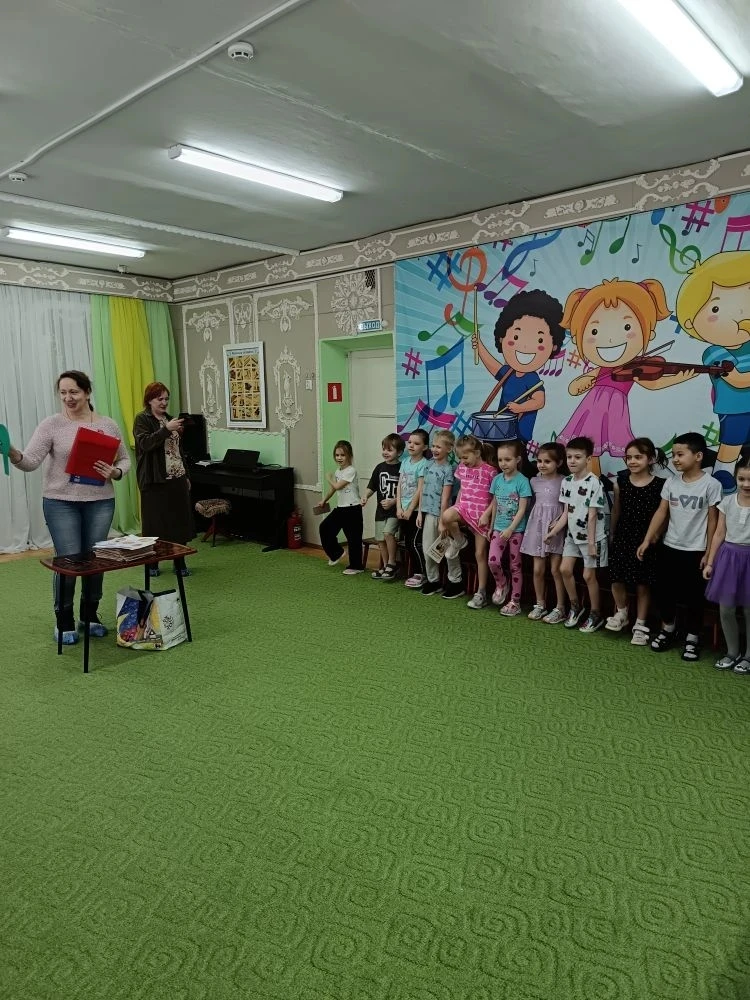 📚 В гостях у сказки! К нашим малышам пришли в гости настоящие хранители книг-сотрудники библиотеки. 