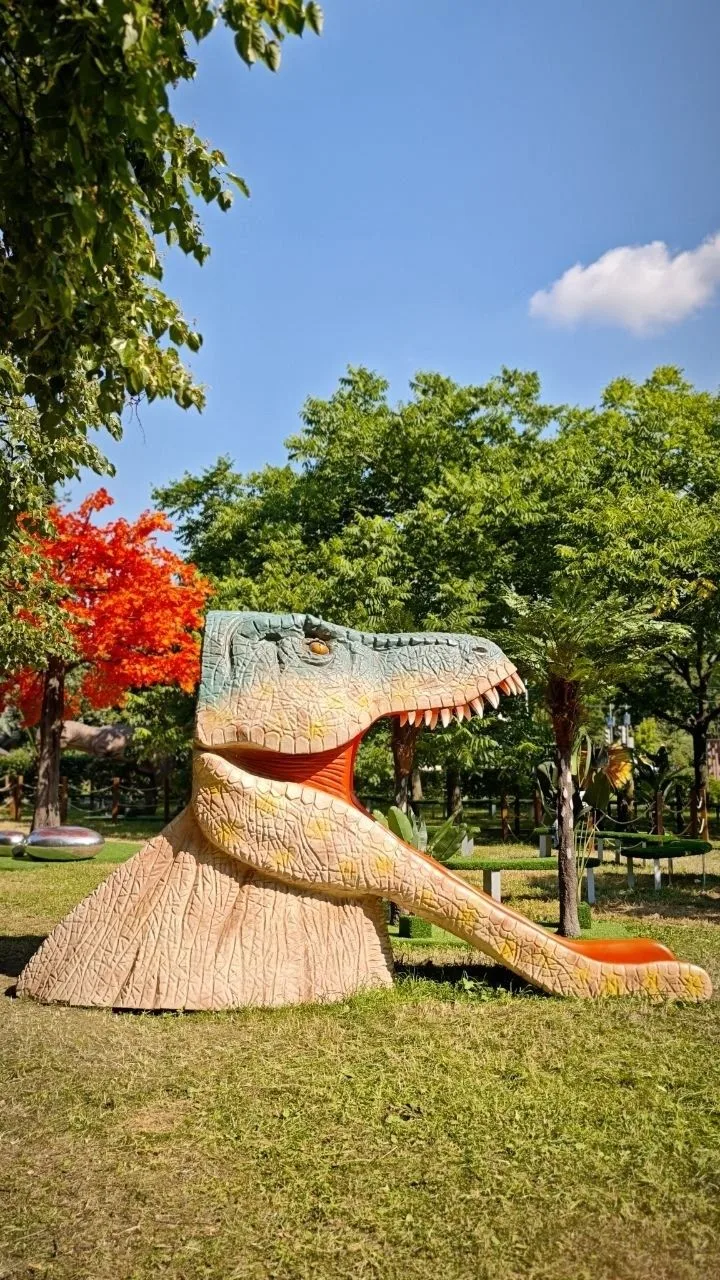 В парке "Сосенки" поселились гиганты юрского периода 🦕🌳