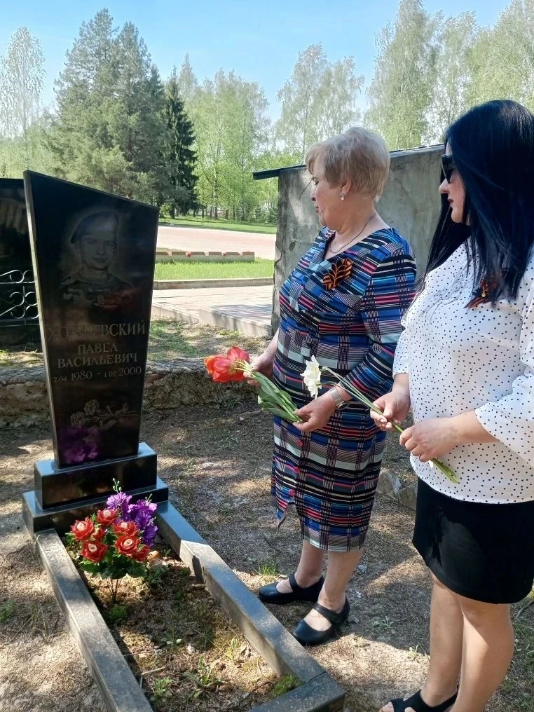 🔥🎗️ 9 МАЯ по всей стране  проходят акции по возложению цветов и венков к памятникам погибших в Велик