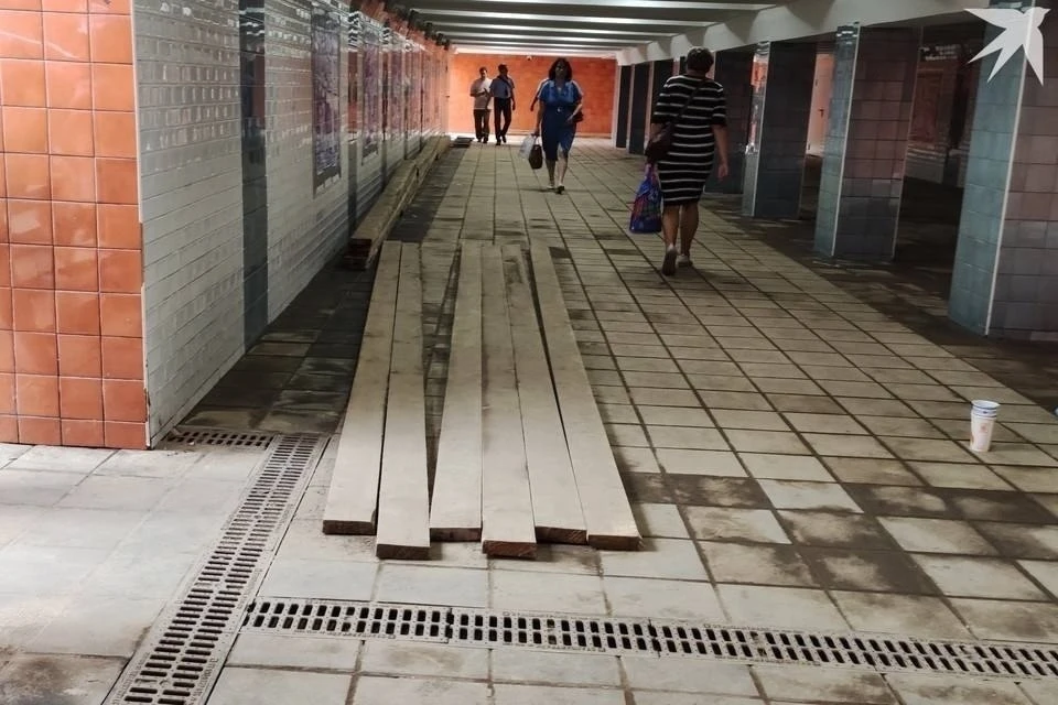 👀В переходе у «Барса», который традиционно заливает водой, временно постелили доски, чтобы пешеходы