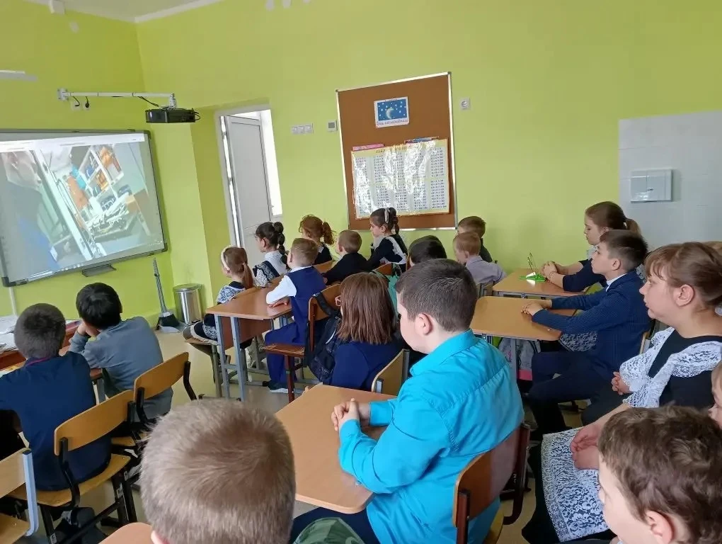 🌍 Мы — за мир на всей планете!

Сегодня, 4 мая, в нашей школе прошёл особенный классный час для уче