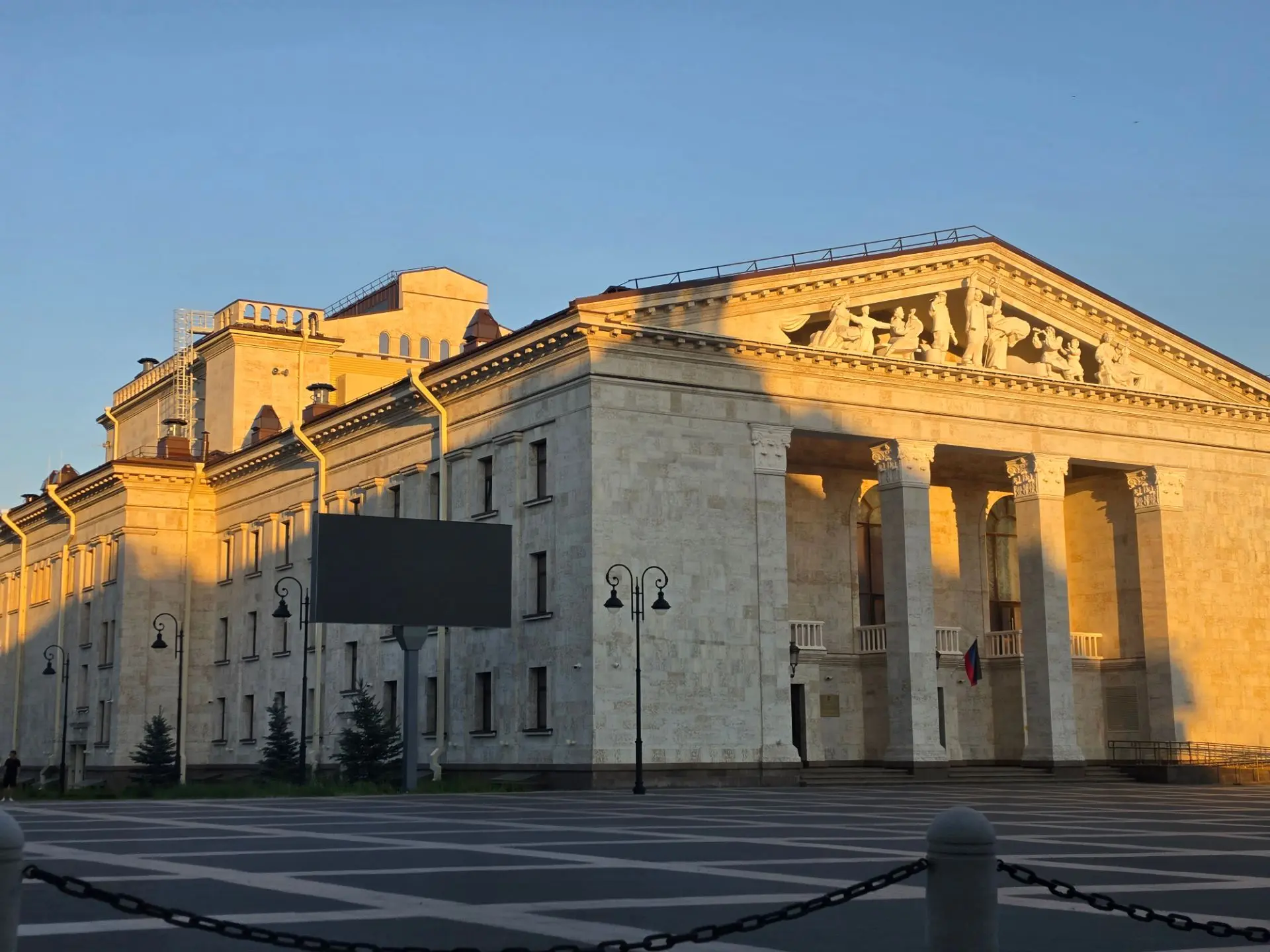 Небольшой розыгрыш!

Кто первым угадает и напишет в комментариях, что это за здание и где я сейчас н