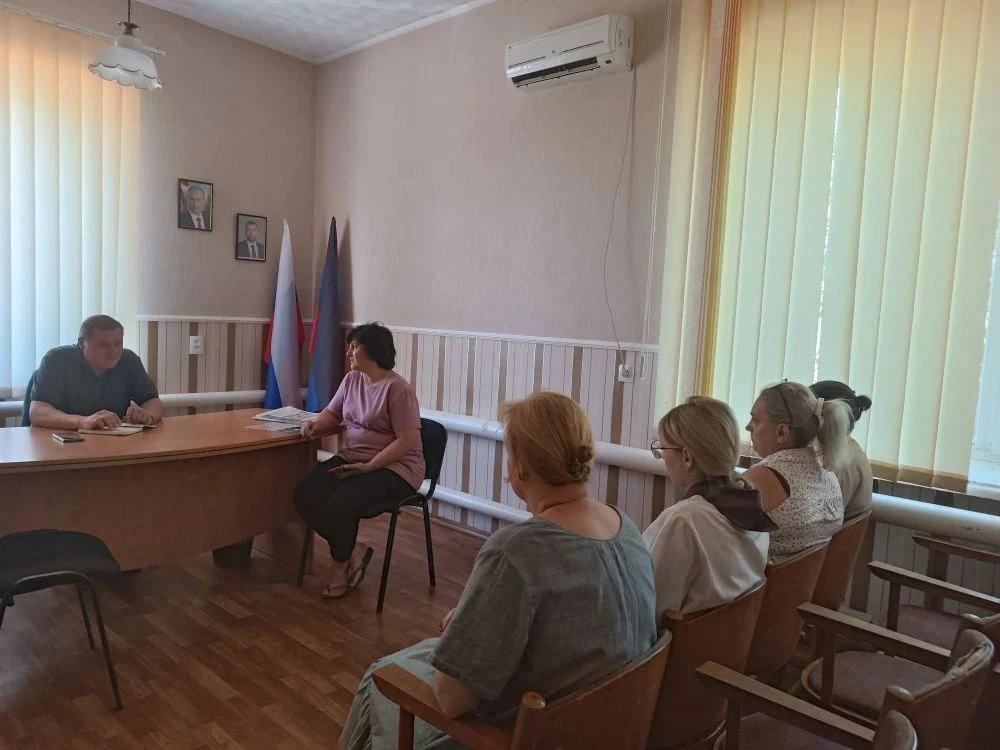 Сегодня  заместитель главы Администрации Володарского муниципального округа Кочубей В.В...