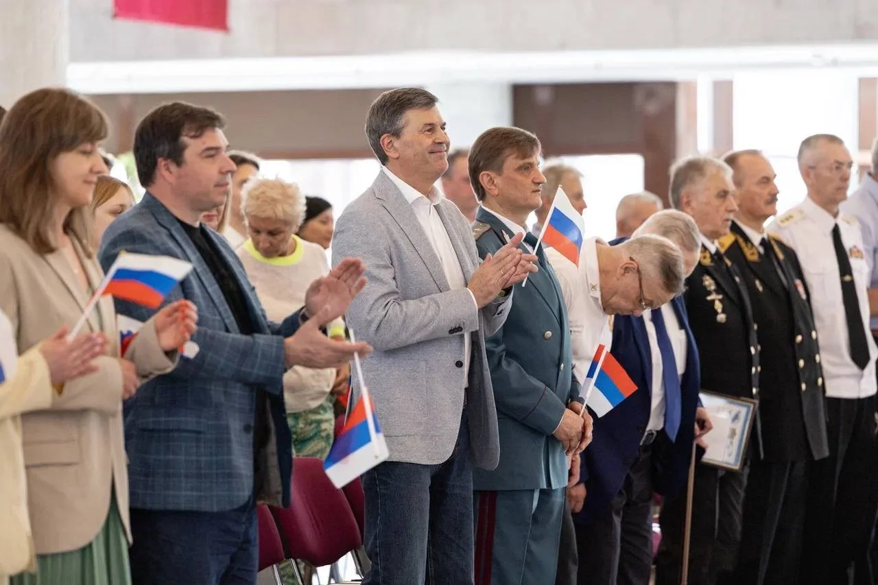 В преддверии Дня России в 
Президентской академии 
прошел яркий праздничный концерт. И, конечно, по 